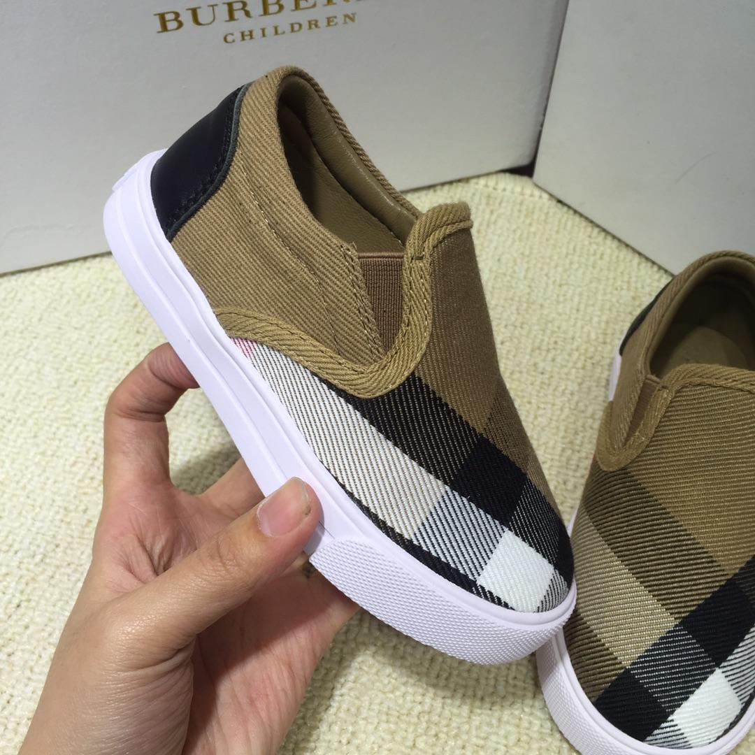 Burberry Vintage Check and Sneakers BS01035