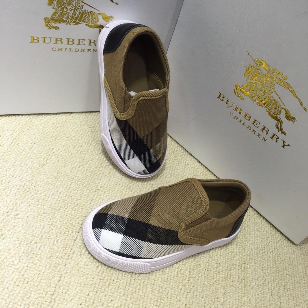 Burberry Vintage Check and Sneakers BS01035