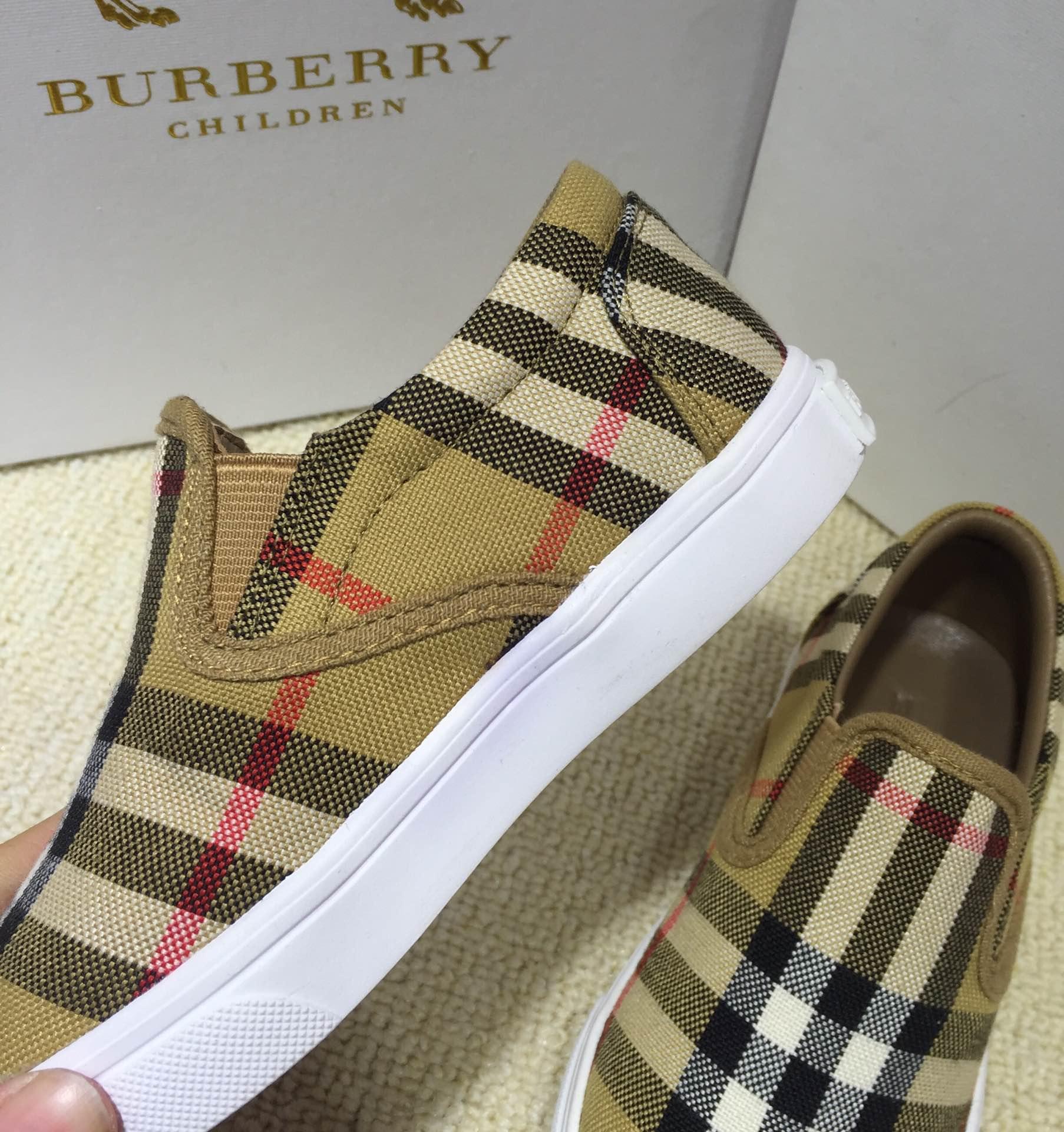 Burberry Vintage Check and Sneakers BS01034