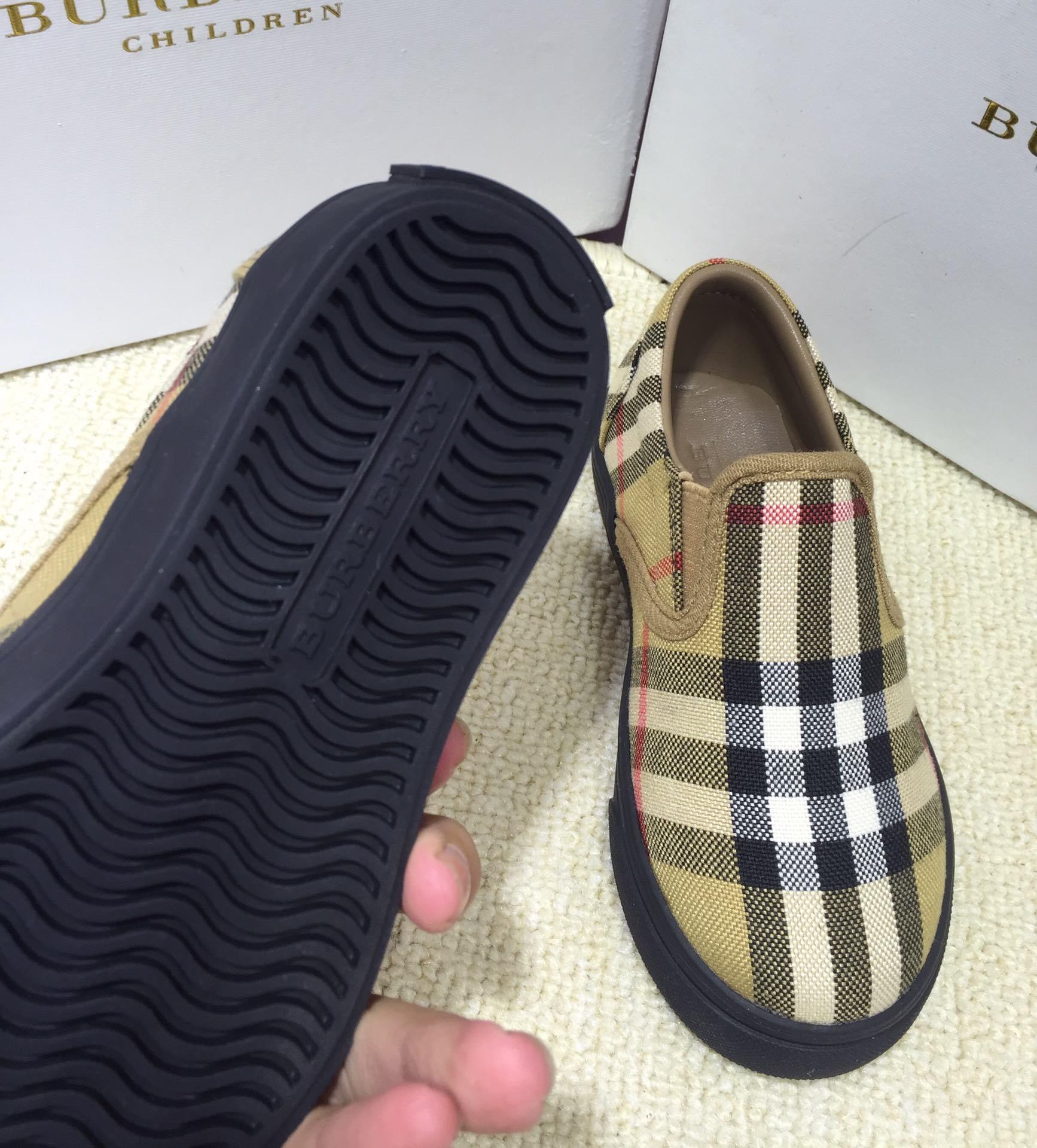 Burberry Vintage Check and Sneakers BS01033