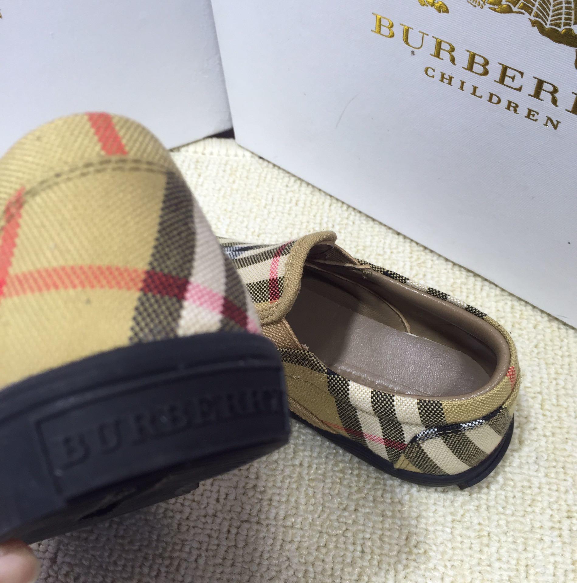 Burberry Vintage Check and Sneakers BS01033