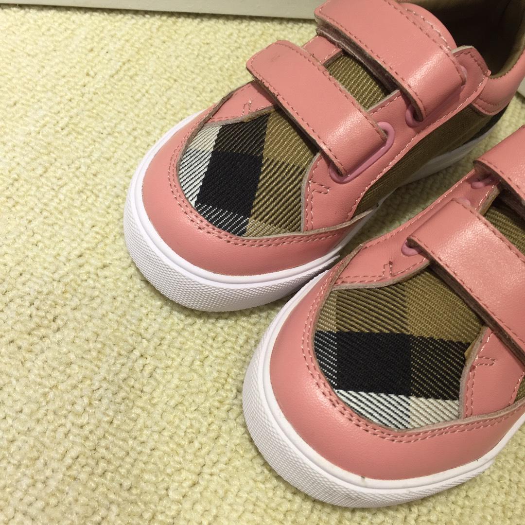 Burberry Vintage Check and Sneakers BS01032