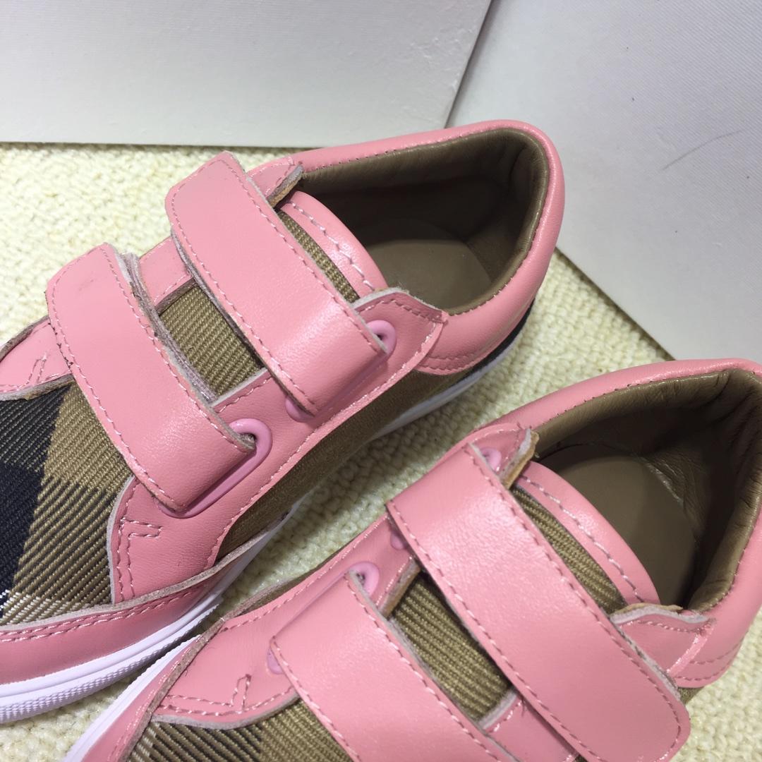 Burberry Vintage Check and Sneakers BS01032