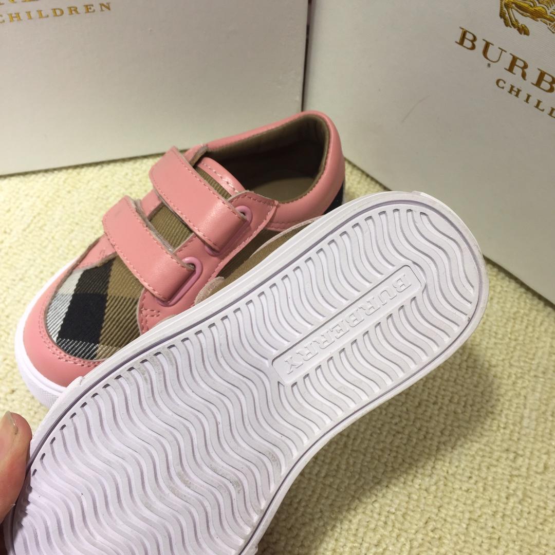 Burberry Vintage Check and Sneakers BS01032