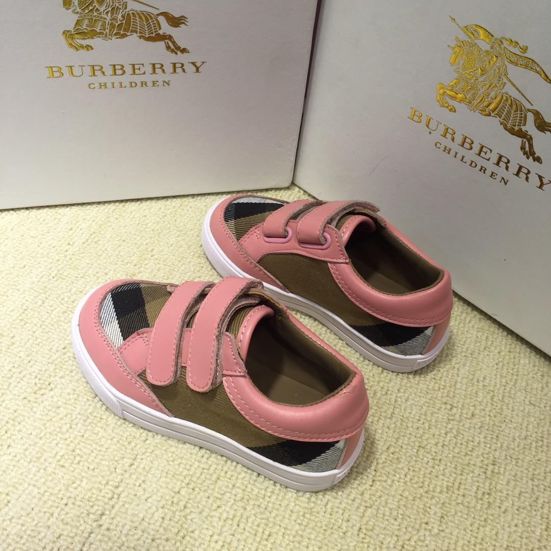 Burberry Vintage Check and Sneakers BS01032