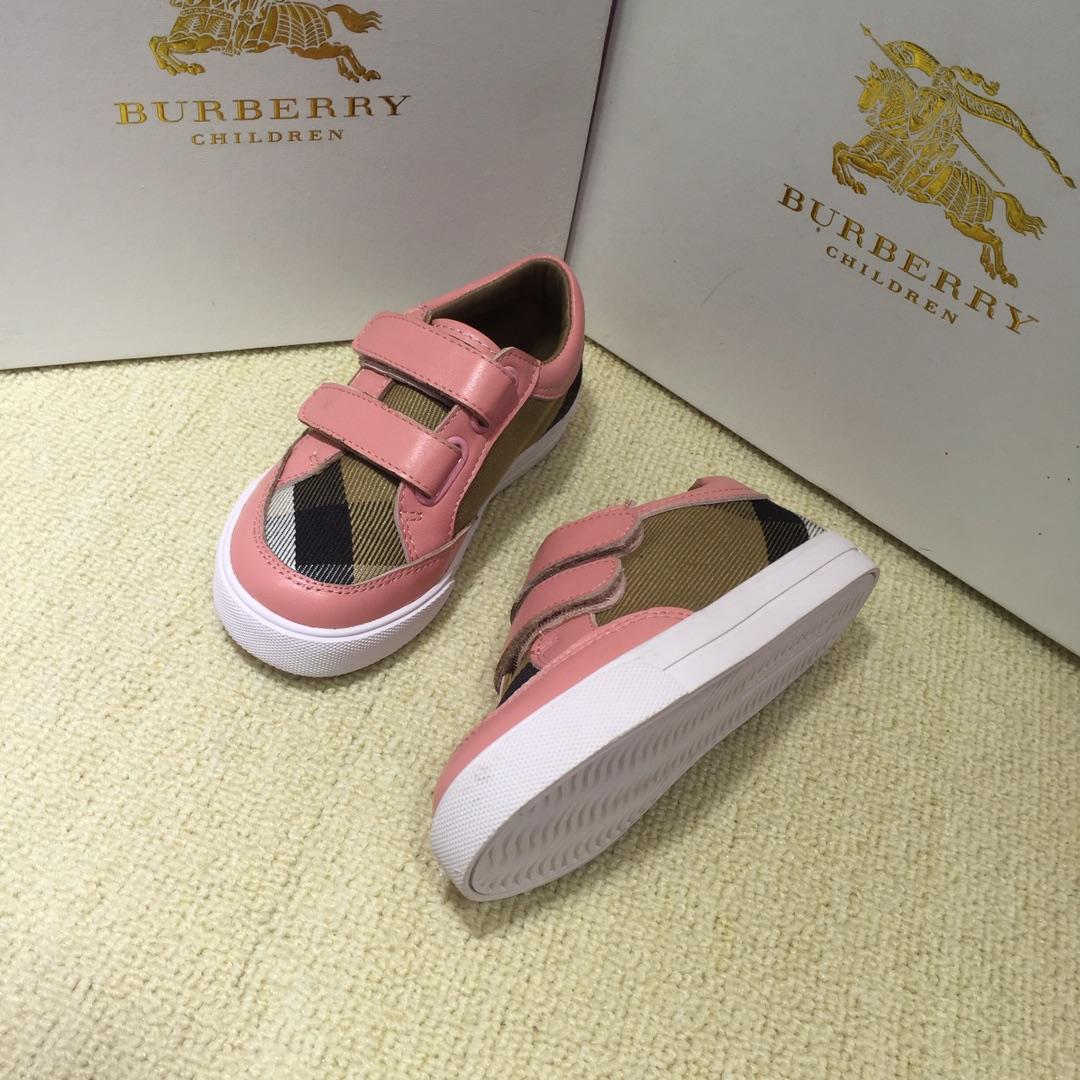 Burberry Vintage Check and Sneakers BS01032