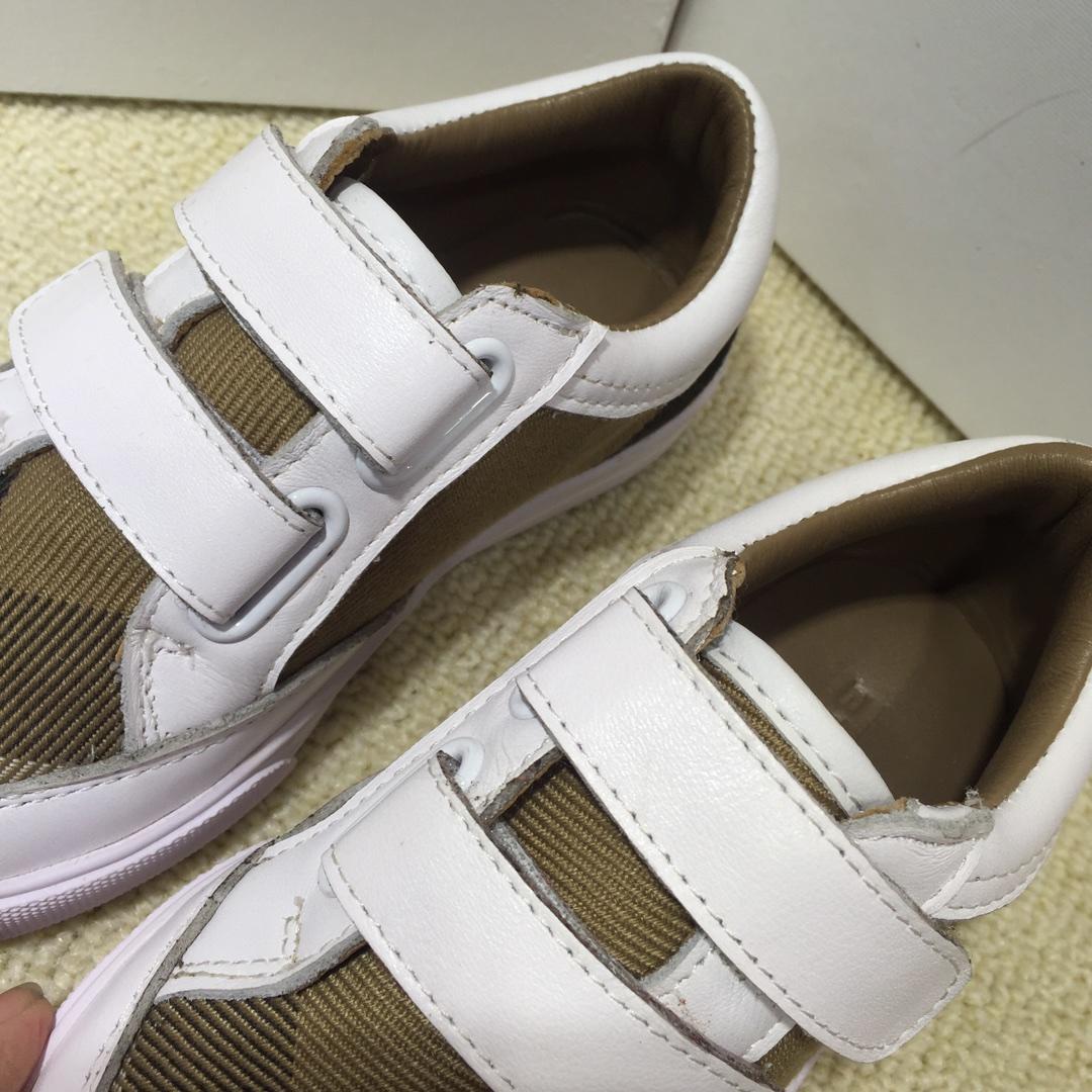 Burberry Vintage Check and Sneakers BS01031