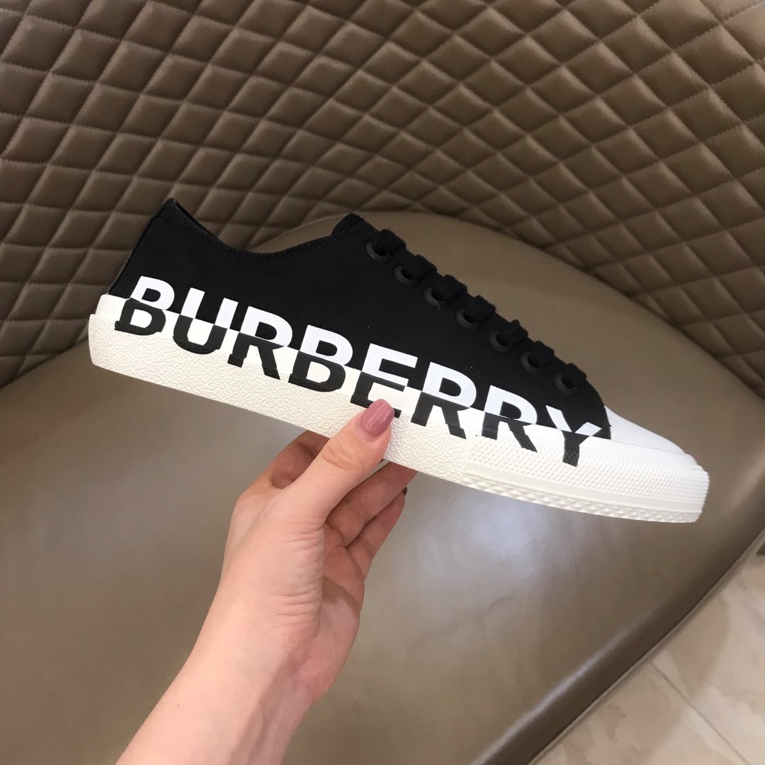 Burberry Low-top High Quality Sneakers Black and White rubber sole MS021133