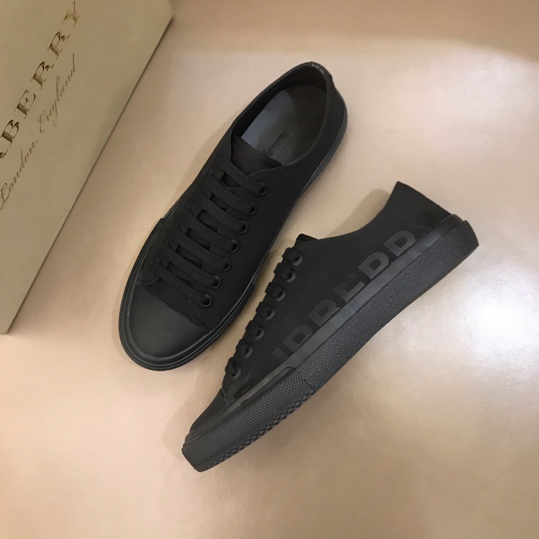 Burberry Low-top High Quality Sneakers Black and Black rubber sole MS021130