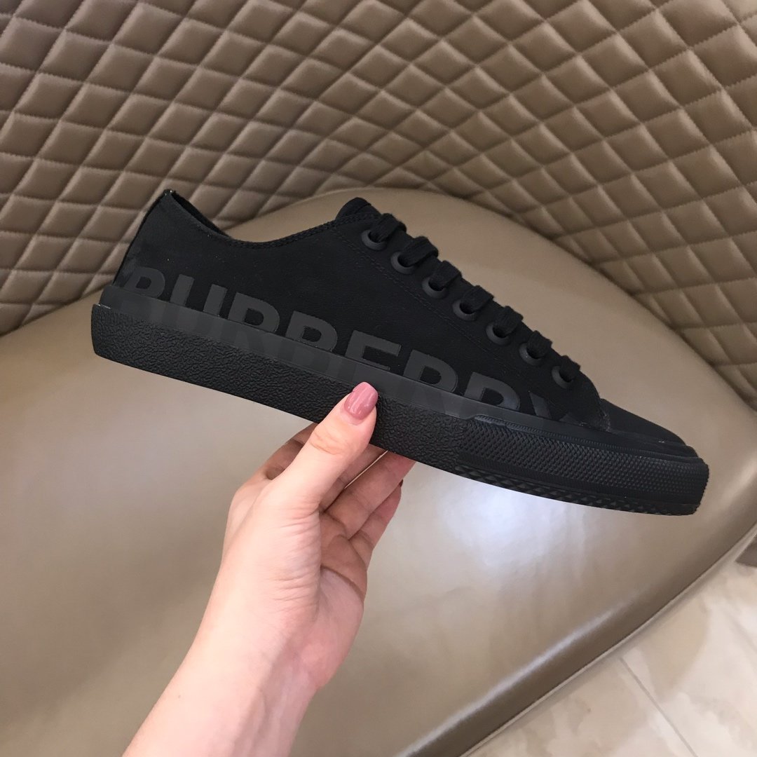 Burberry Low-top High Quality Sneakers Black and Black rubber sole MS021130