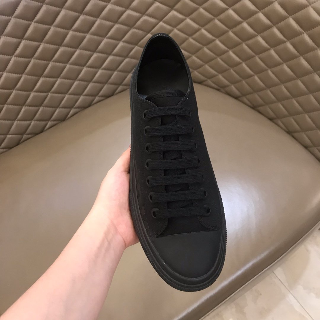 Burberry Low-top High Quality Sneakers Black and Black rubber sole MS021130