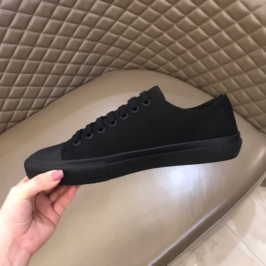 Burberry Low-top High Quality Sneakers Black and Black rubber sole MS021130