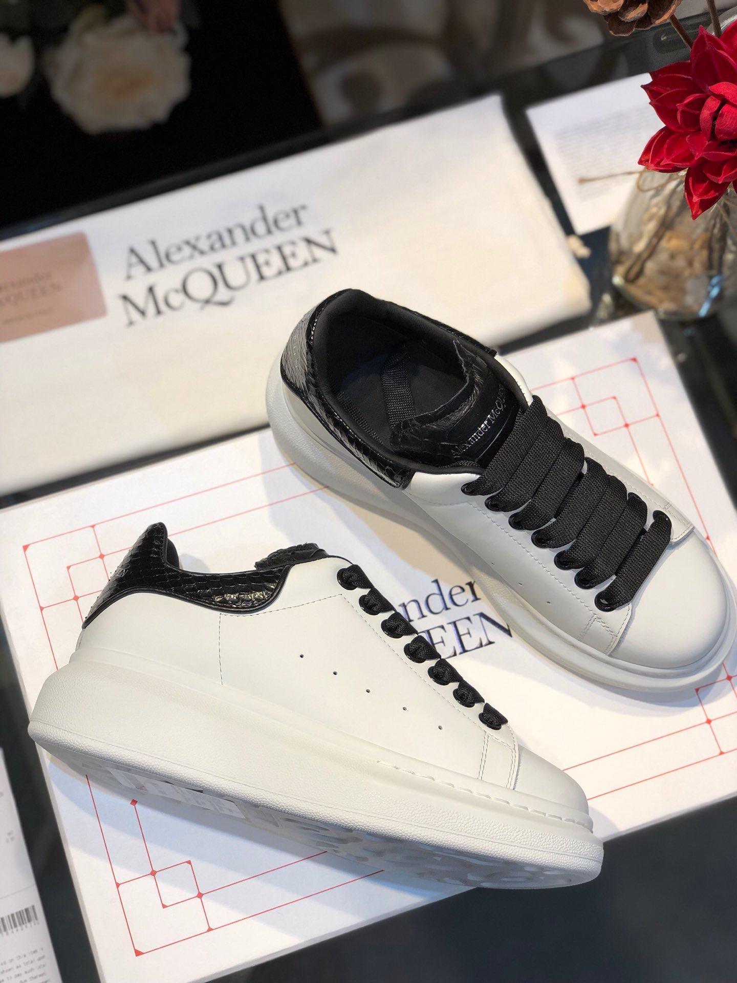 Alexander McQueen Fahion Sneakers White and black snake heel with black tongue  MS100012