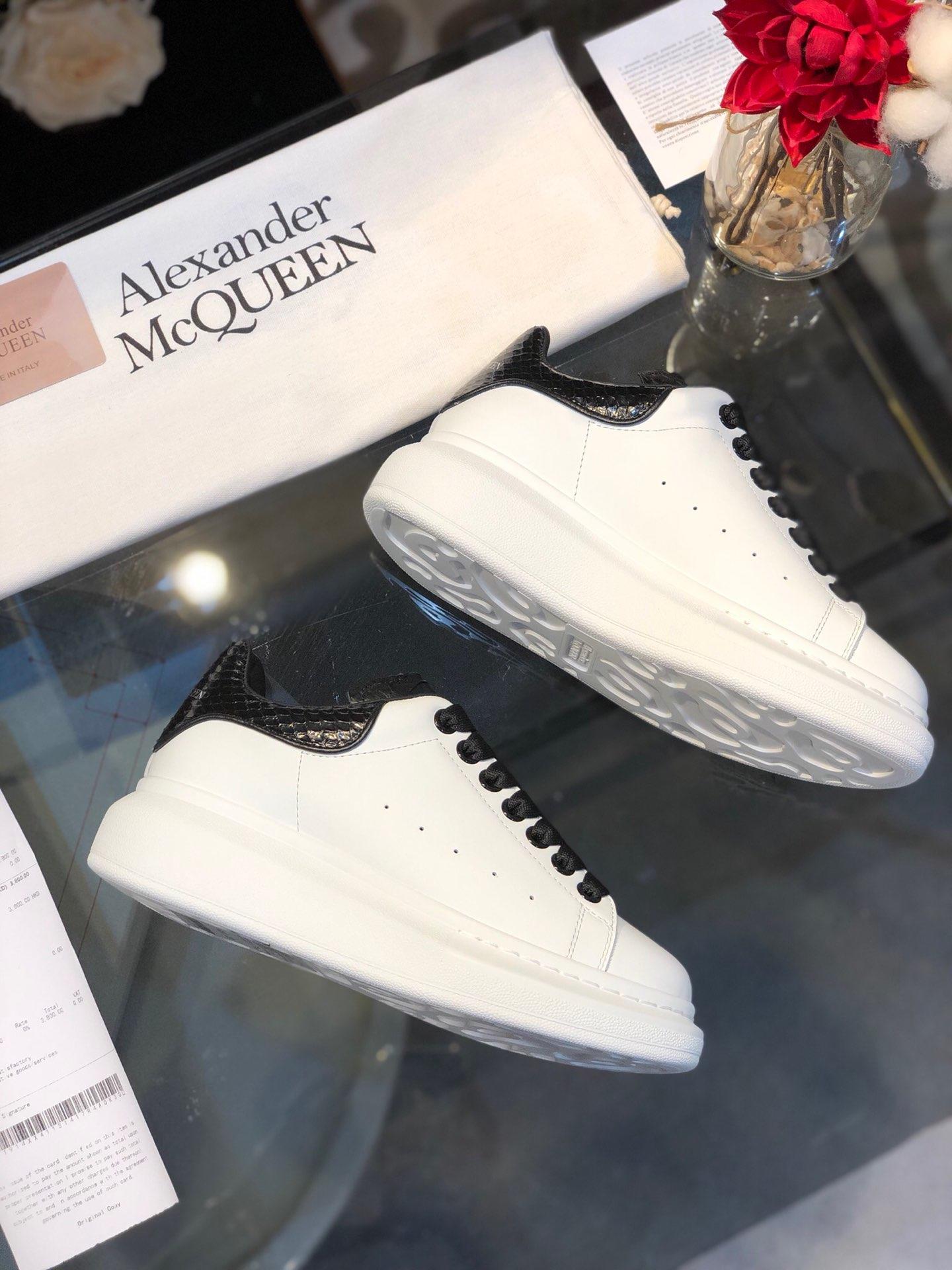 Alexander McQueen Fahion Sneakers White and black snake heel with black tongue  MS100012
