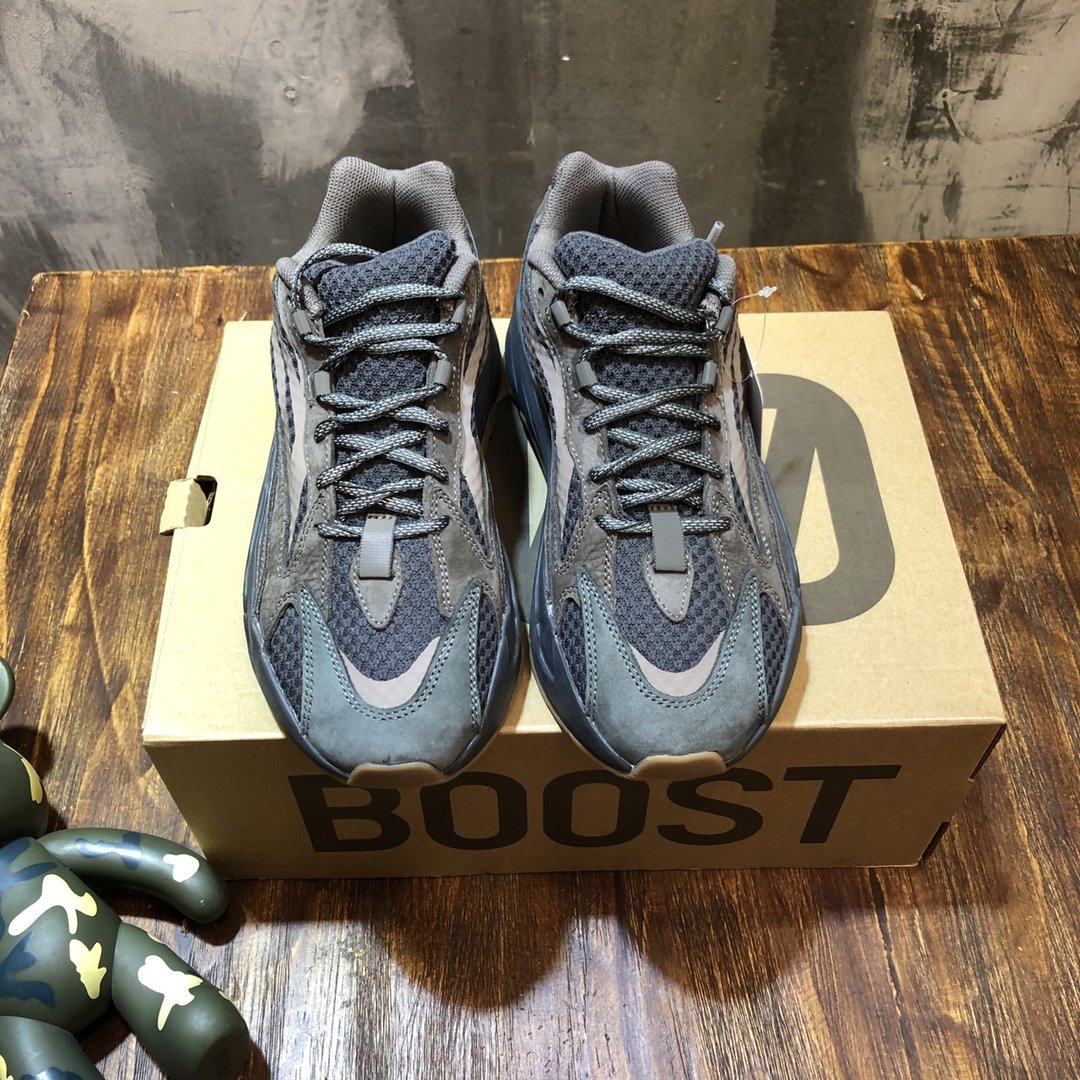 Adidas Yeezy Kanye West Boost 700 V2 Static Sneaker JP02442