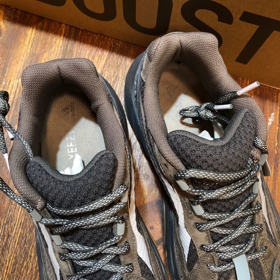 Adidas Yeezy Kanye West Boost 700 V2 Static Sneaker JP02442