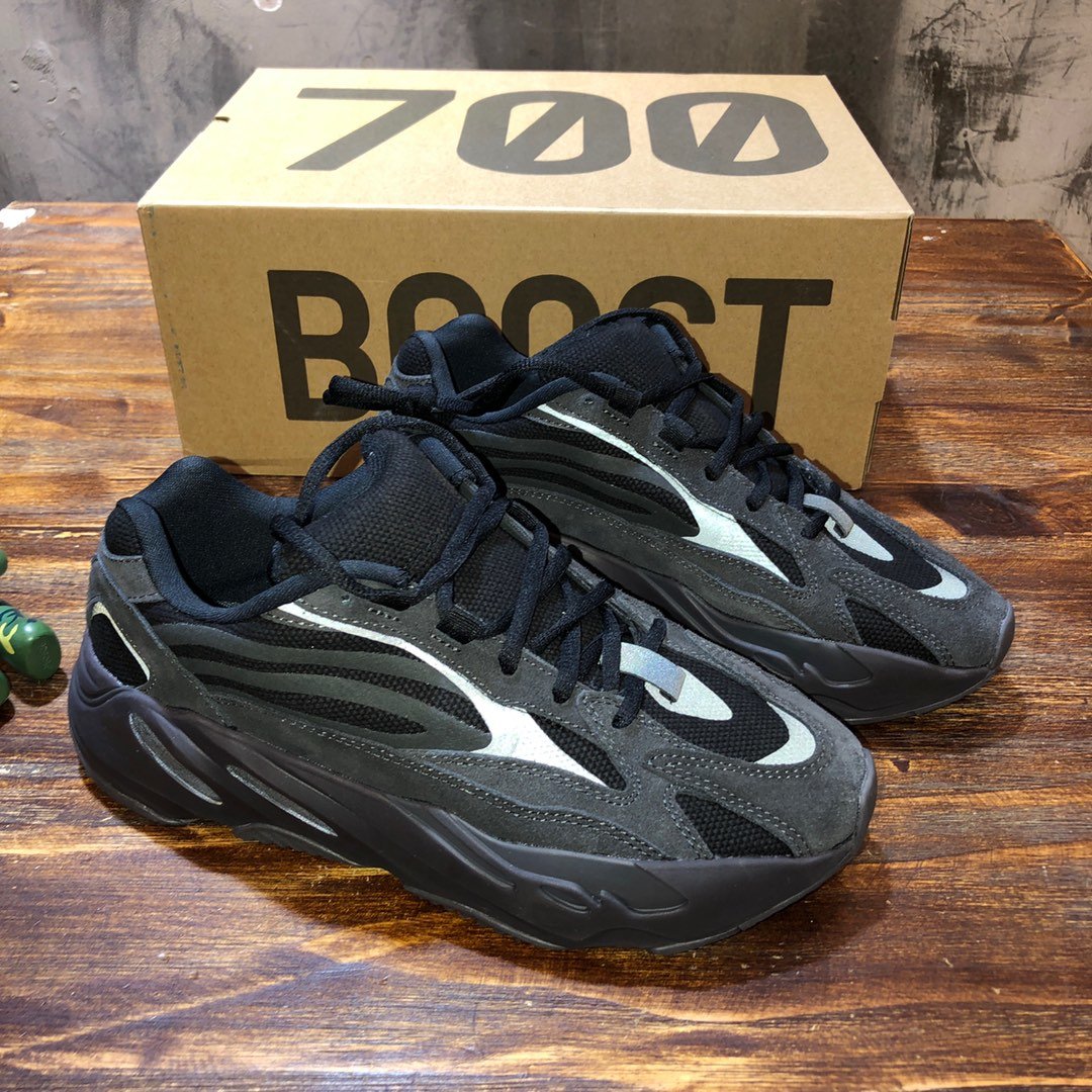Adidas Yeezy Kanye West Boost 700 V2 Static Sneaker JP02437