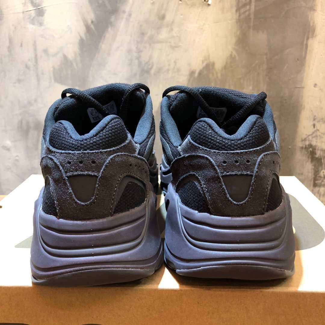 Adidas Yeezy Kanye West Boost 700 V2 Static Sneaker JP02437