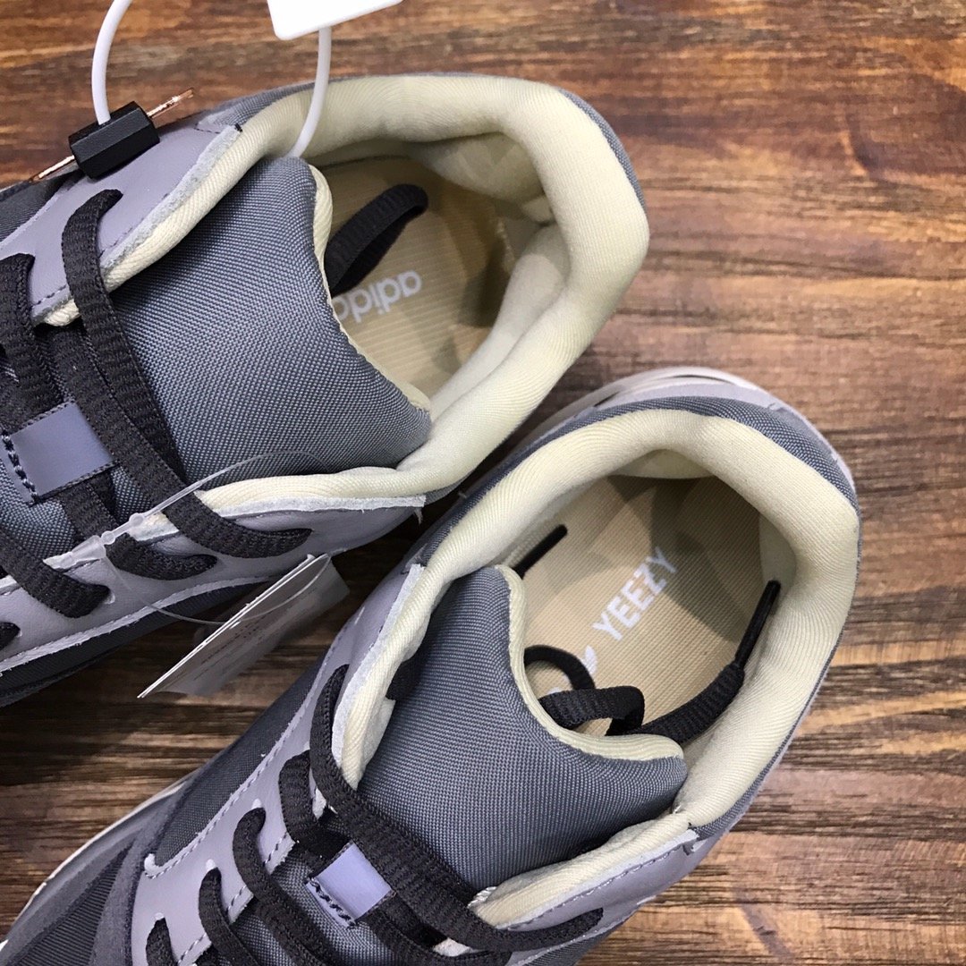 Adidas Yeezy Kanye West Boost 700 V2 Salt Sneaker JP02444