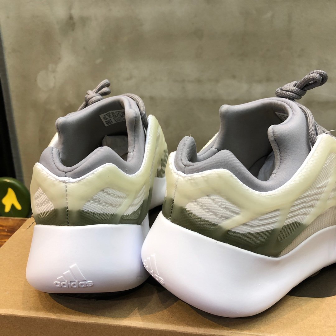 Adidas Yeezy Kanye West 700 V3 Sneaker JP02433