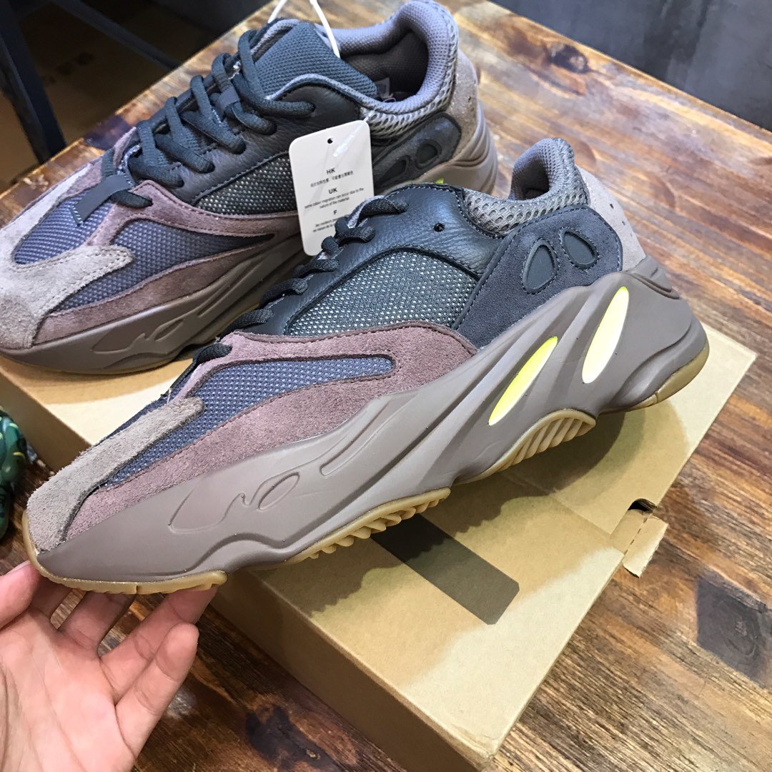 Adidas Yeezy Boost 700 V2 Salt Sneaker JP02448