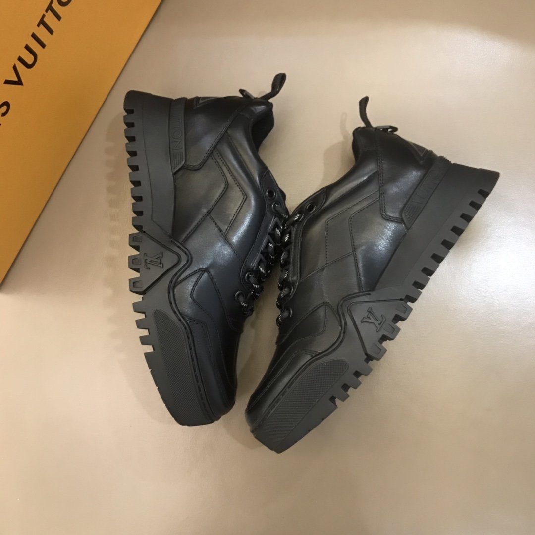Louis Vuitton High Quality Sneakers Black and black soles MS021110
