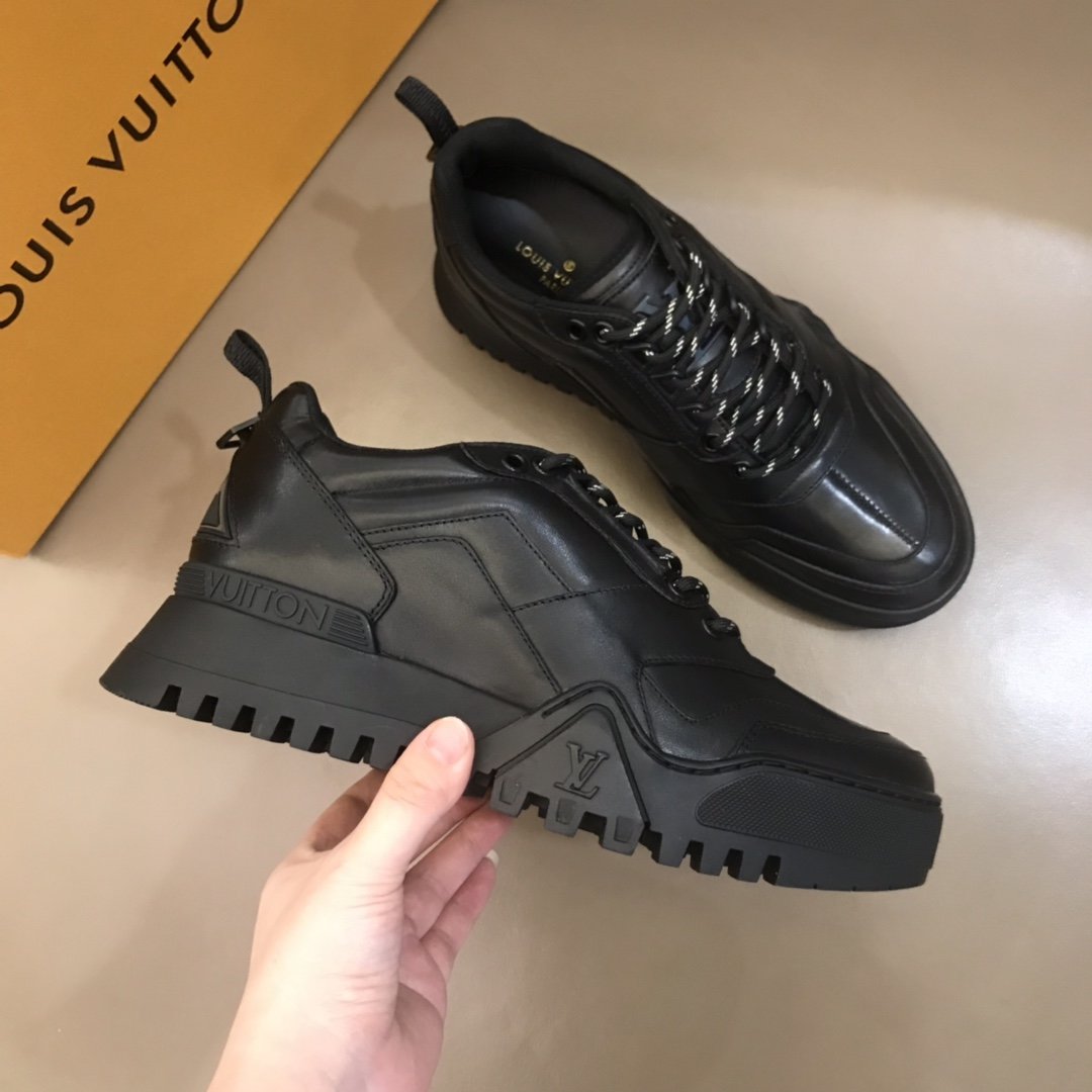 Louis Vuitton High Quality Sneakers Black and black soles MS021110