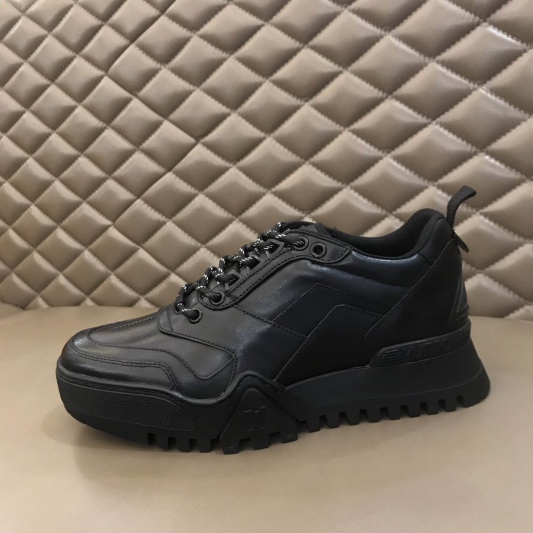 Louis Vuitton High Quality Sneakers Black and black soles MS021110