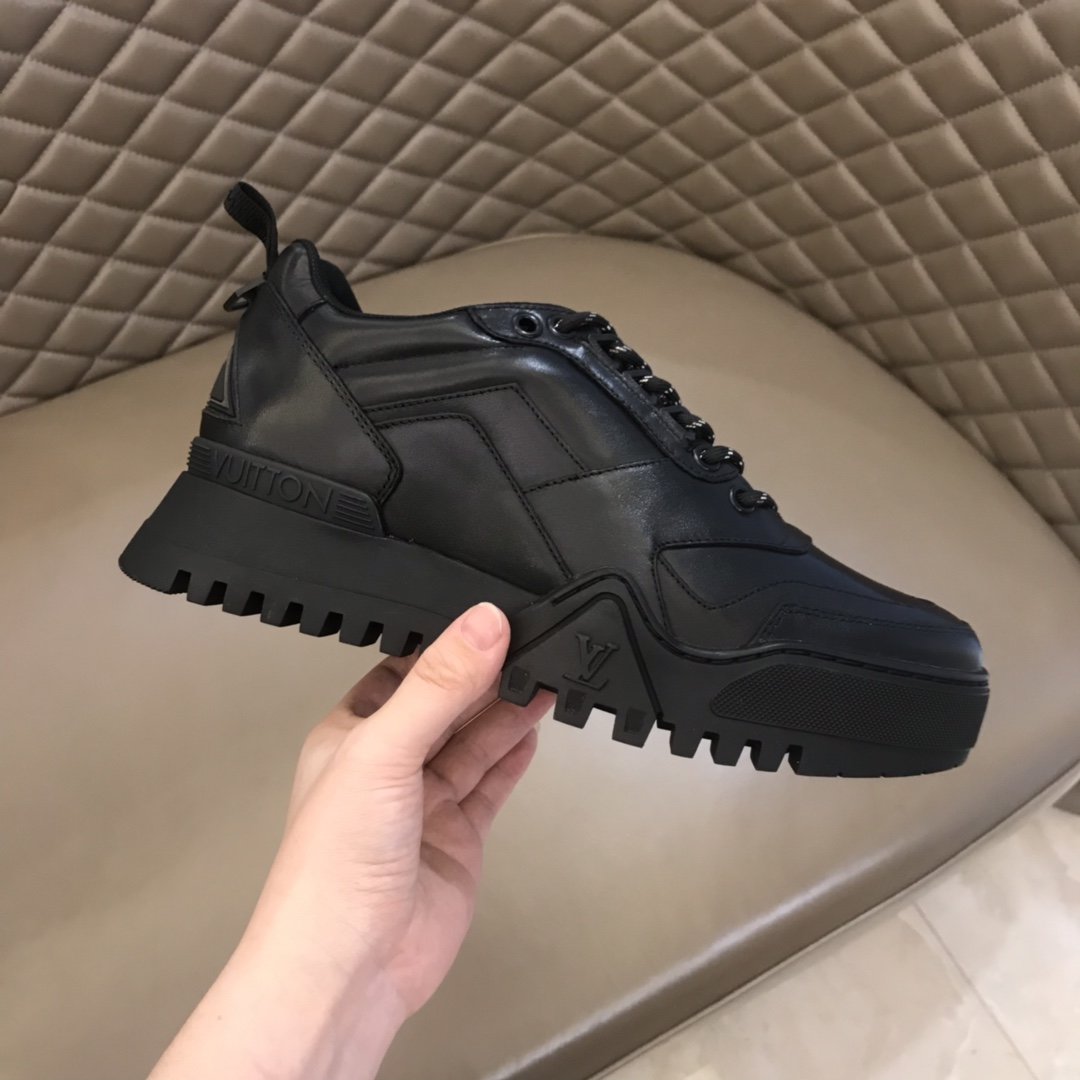 Louis Vuitton High Quality Sneakers Black and black soles MS021110