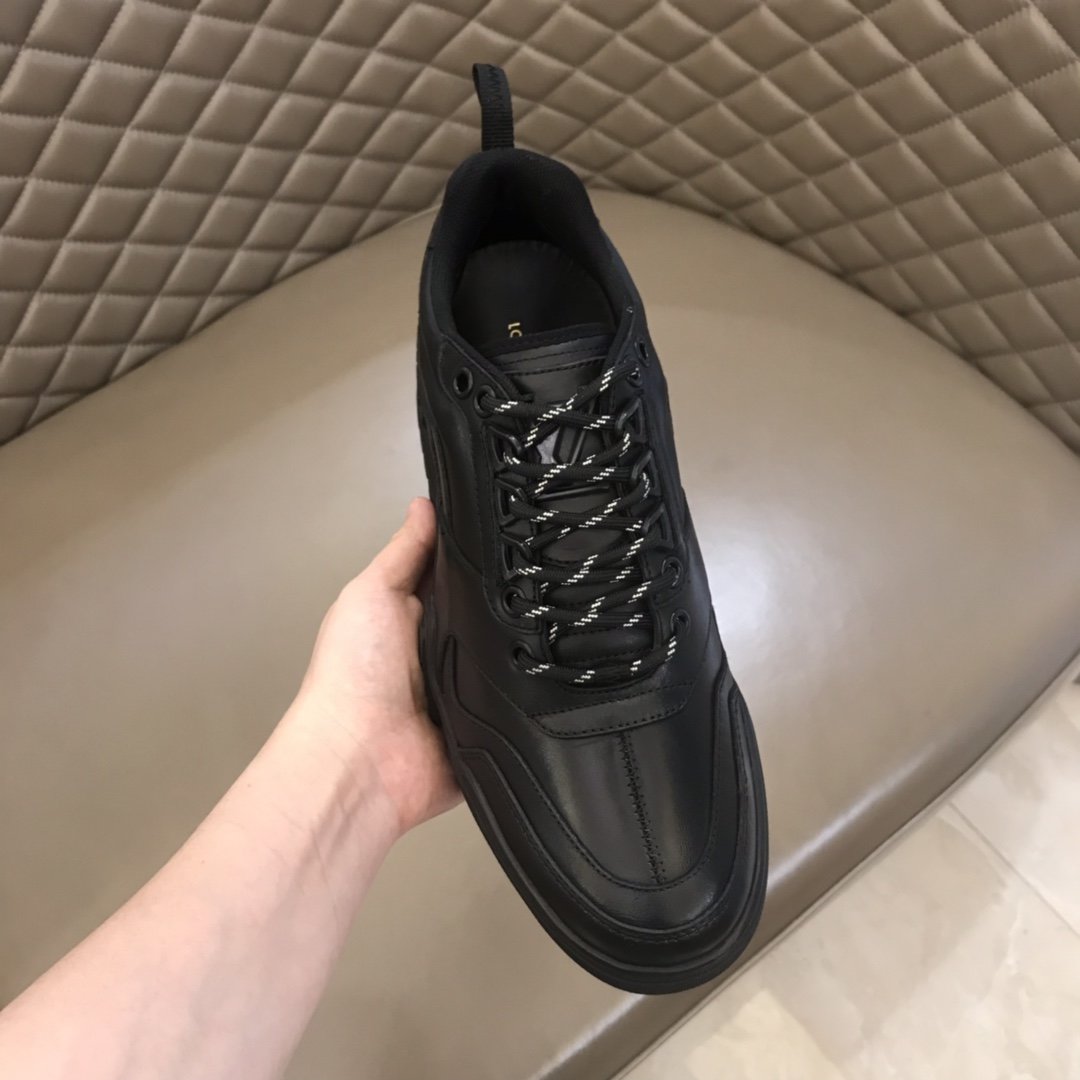 Louis Vuitton High Quality Sneakers Black and black soles MS021110