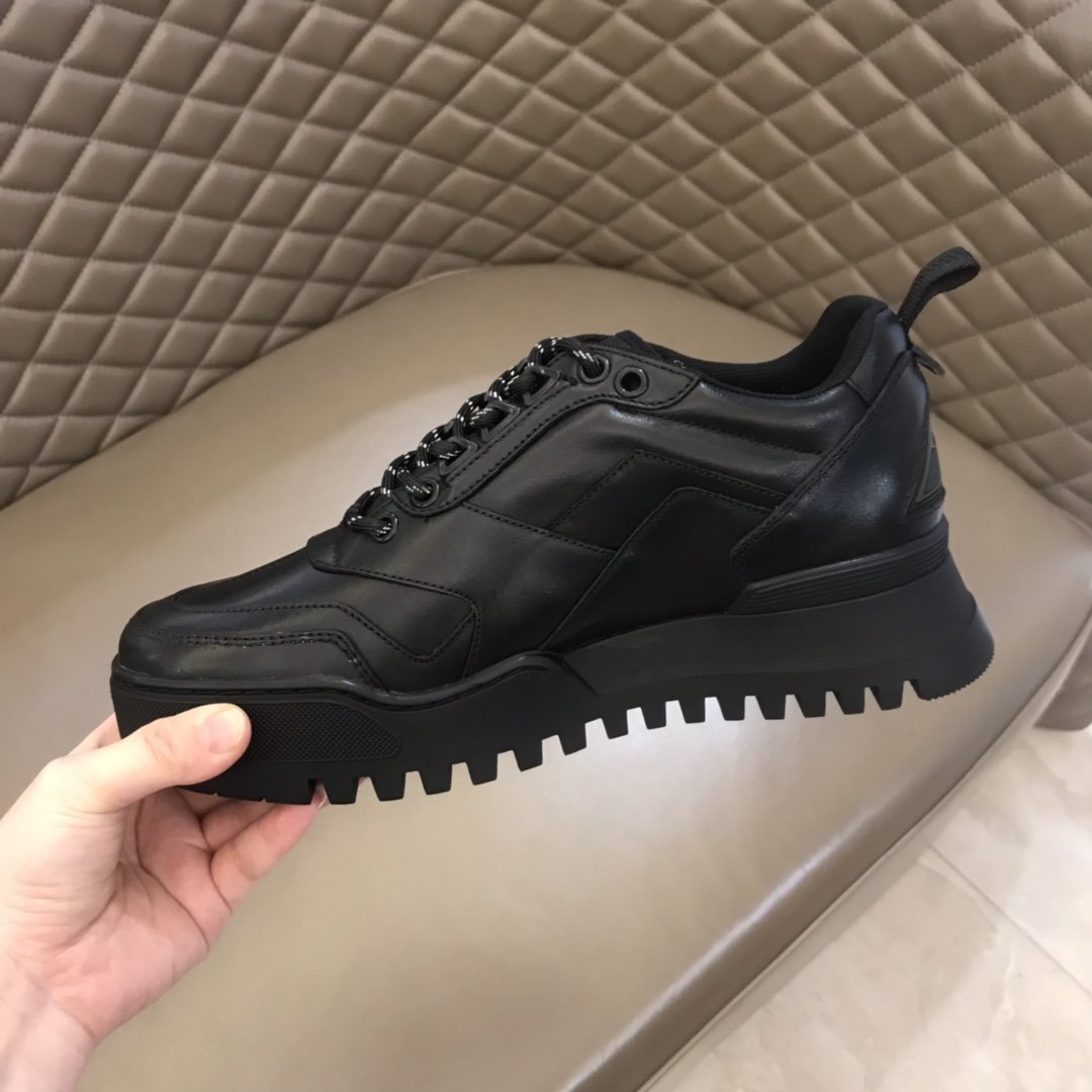 Louis Vuitton High Quality Sneakers Black and black soles MS021110