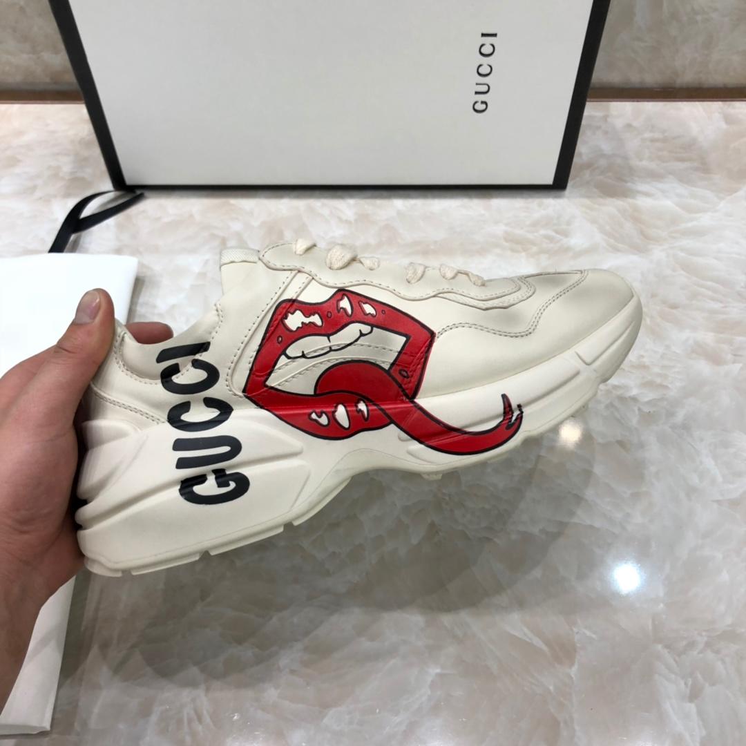 Gucci Fashion Sneakers White stains and Gucci tongue print with white rubber sole MS07634