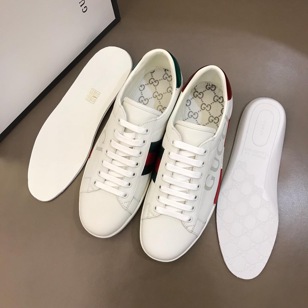 Gucci Perfect Quality Sneakers White and Gucci vintage logo print with White rubber sole MS02668