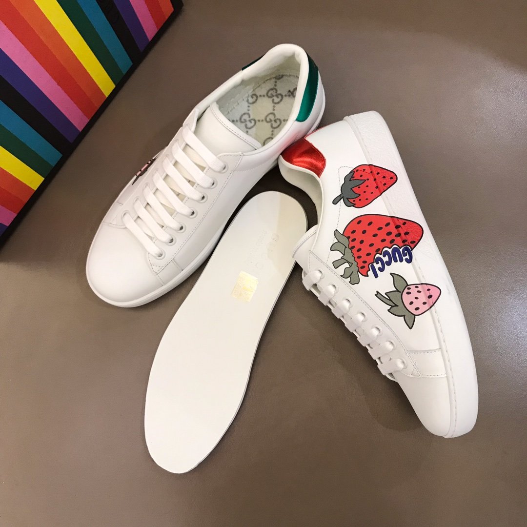 Gucci High Quality Sneakers White and Strawberry Gucci print with White rubber sole MS021197