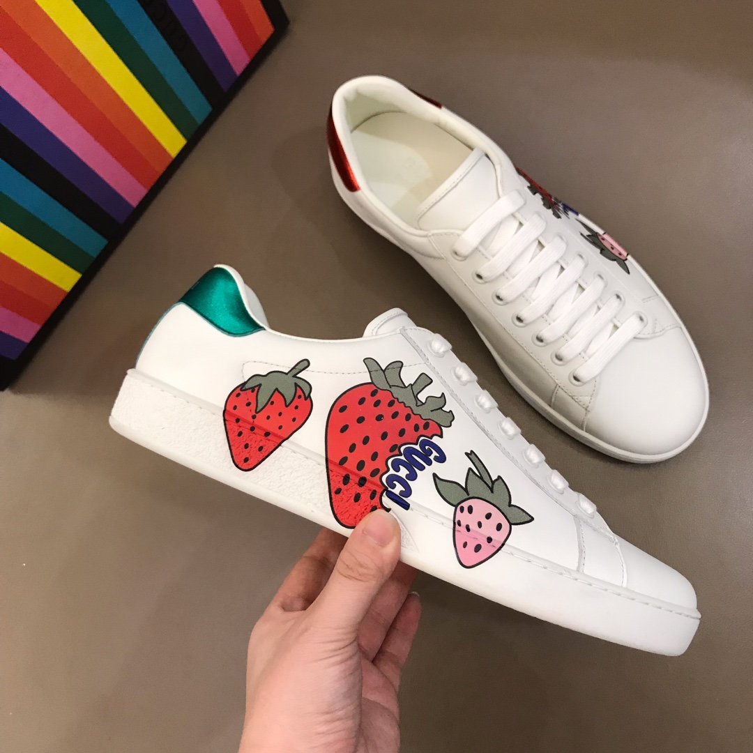 Gucci High Quality Sneakers White and Strawberry Gucci print with White rubber sole MS021197