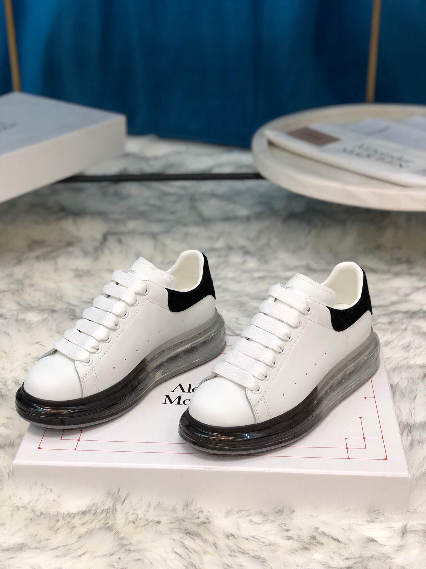 Alexander McQueen Fahion Sneaker  White and black suede heel with transparent sole MS100019