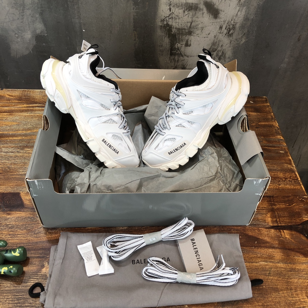 Balenciaga Triple S retro Clunky Sneakers in White