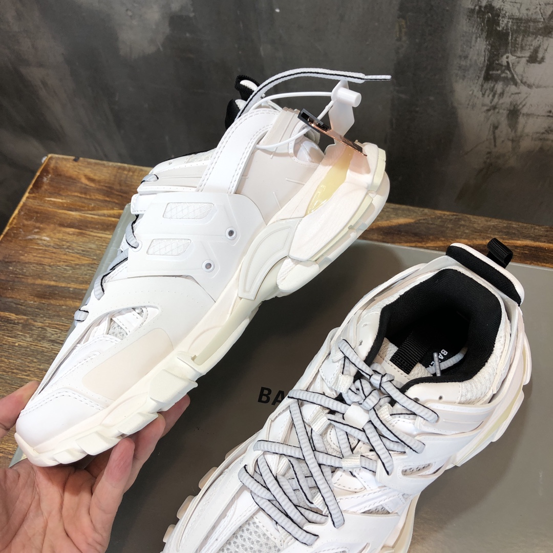 Balenciaga Triple S retro Clunky Sneakers in White