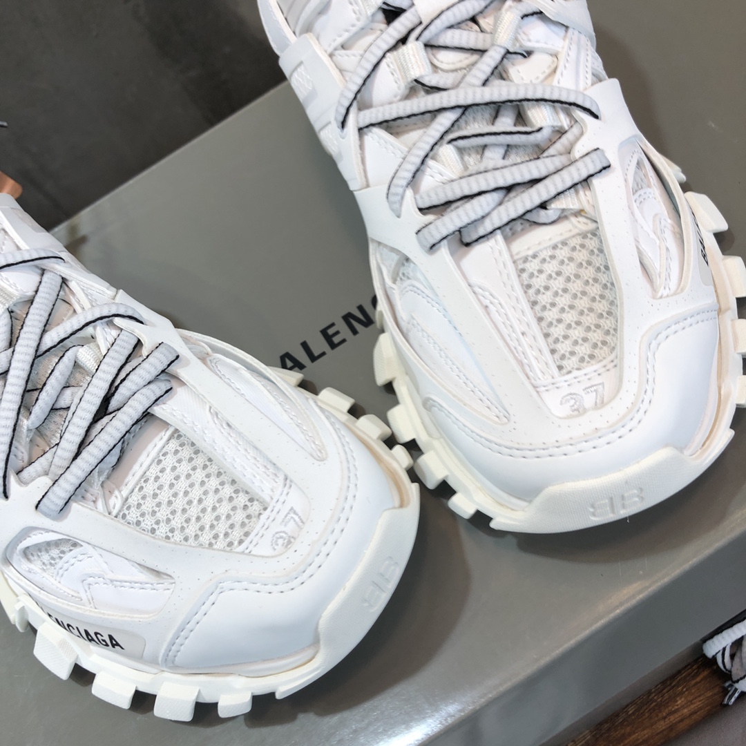 Balenciaga Triple S retro Clunky Sneakers in White