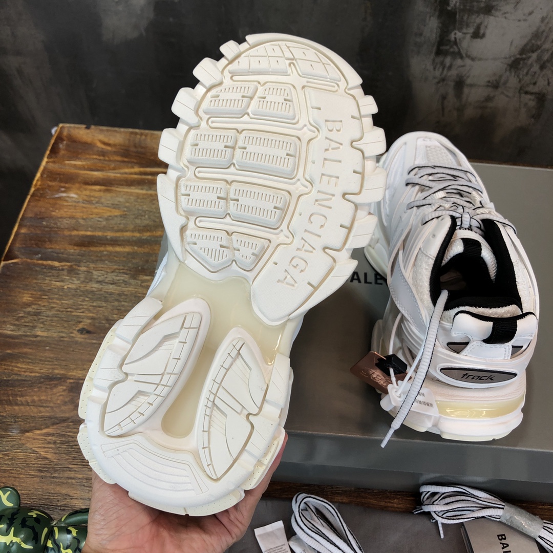 Balenciaga Triple S retro Clunky Sneakers in White