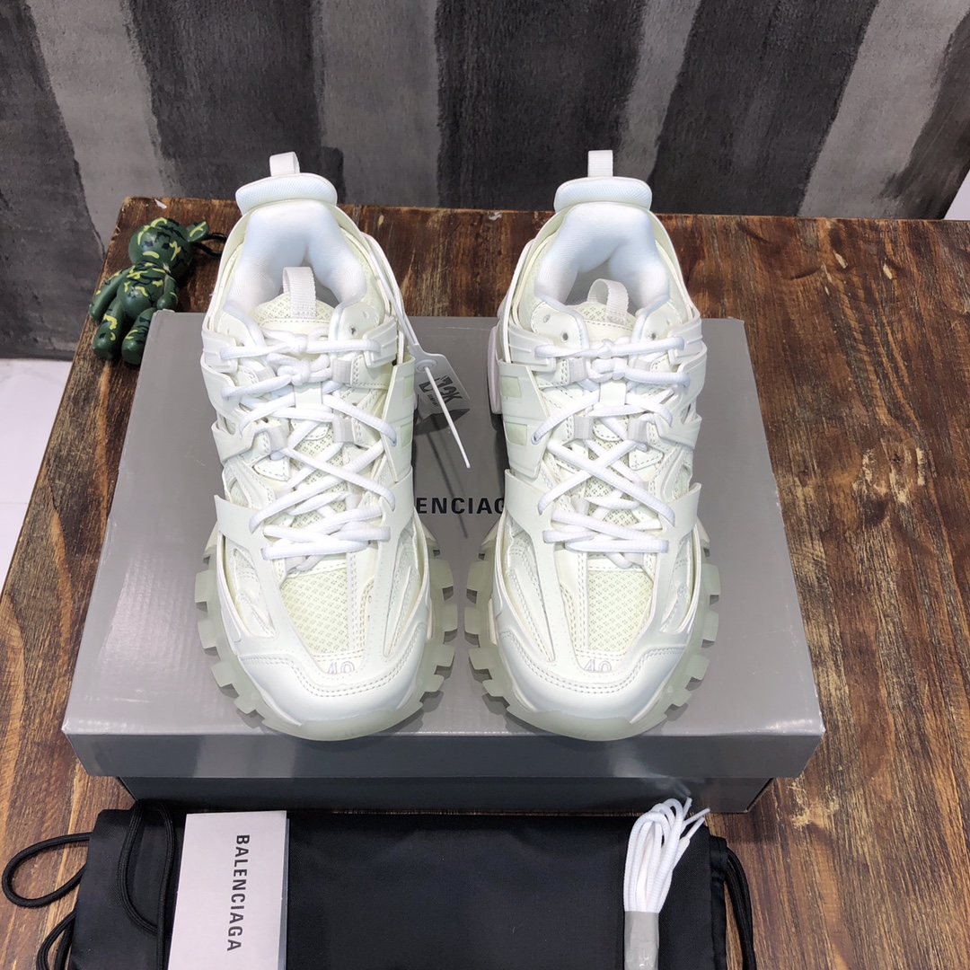 Balenciaga Triple S retro Clunky Sneakers in White