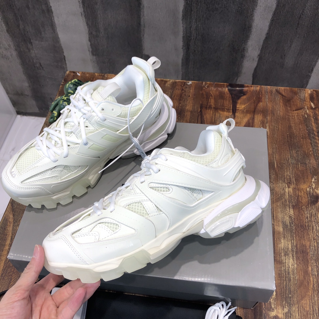 Balenciaga Triple S retro Clunky Sneakers in White