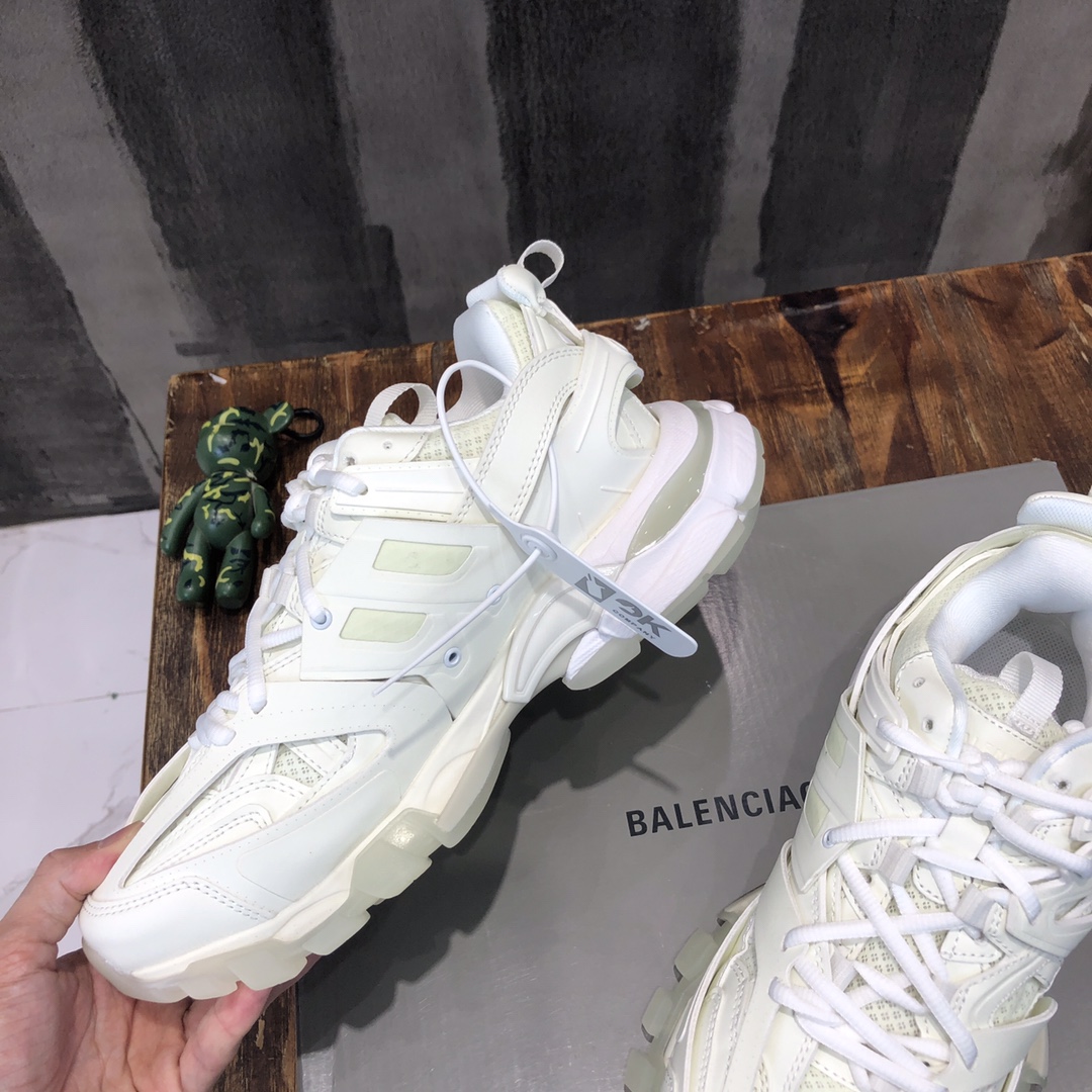 Balenciaga Triple S retro Clunky Sneakers in White