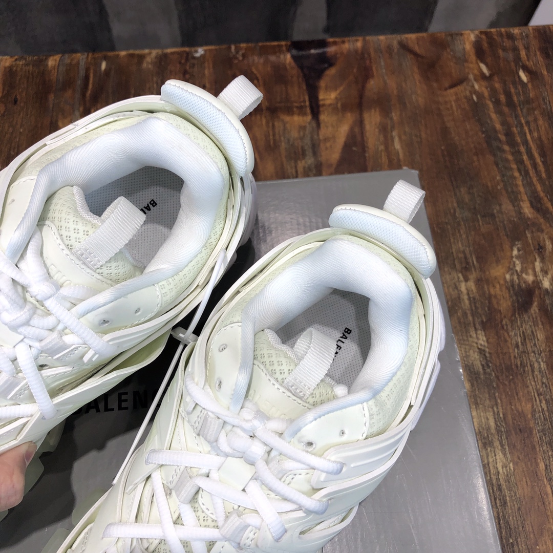 Balenciaga Triple S retro Clunky Sneakers in White