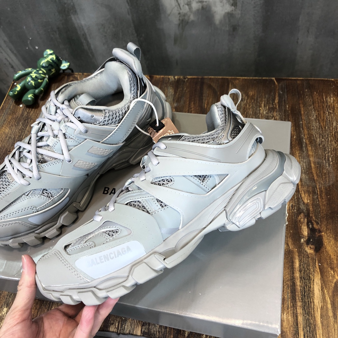 Balenciaga Triple S retro Clunky Sneakers in White