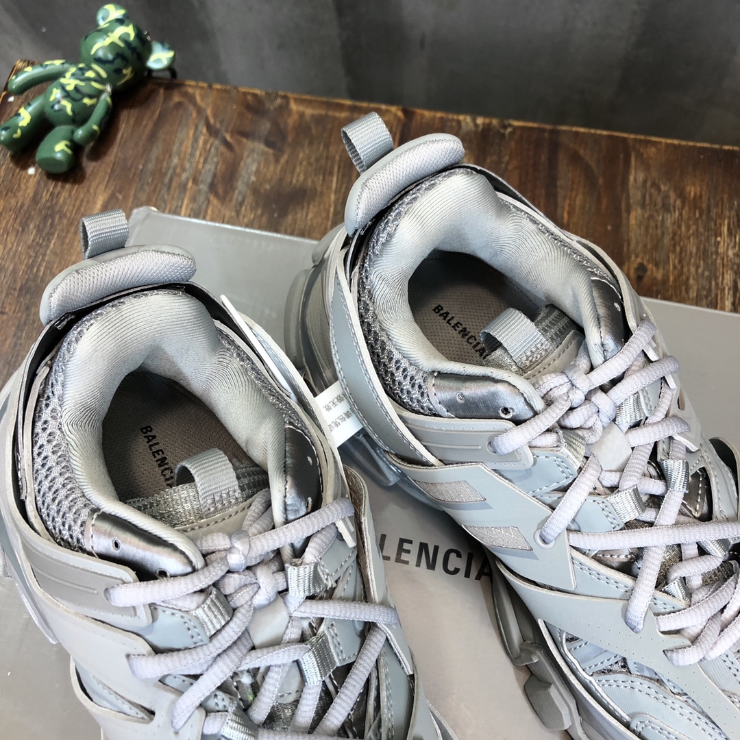 Balenciaga Triple S retro Clunky Sneakers in White