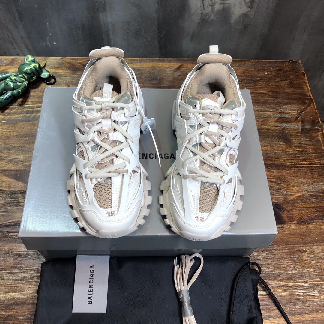 Balenciaga Triple S retro Clunky Sneakers in White