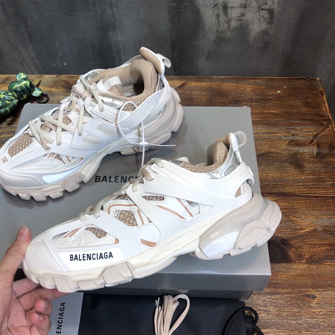 Balenciaga Triple S retro Clunky Sneakers in White