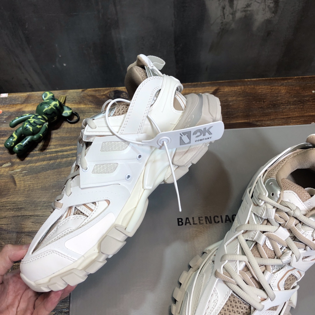 Balenciaga Triple S retro Clunky Sneakers in White