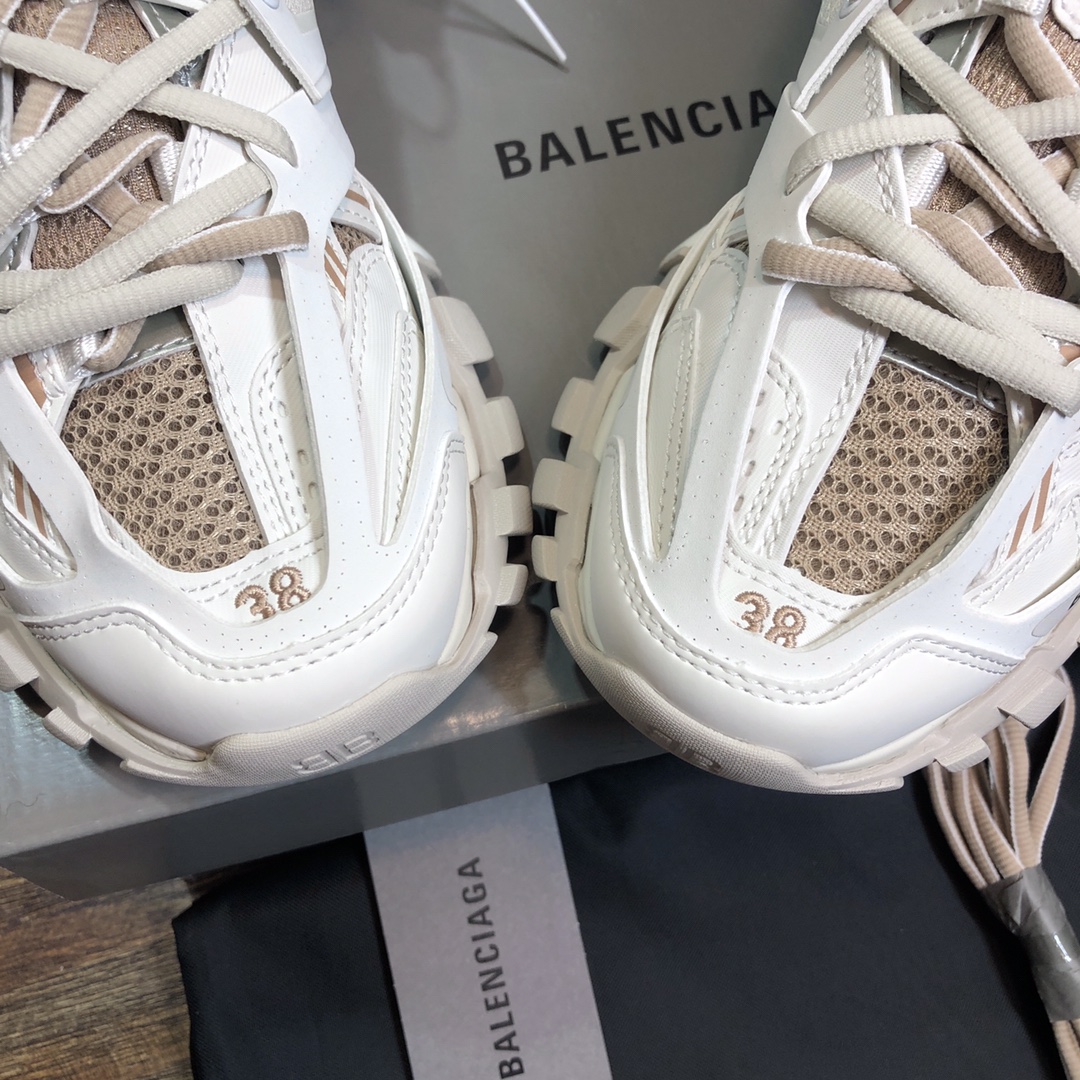 Balenciaga Triple S retro Clunky Sneakers in White